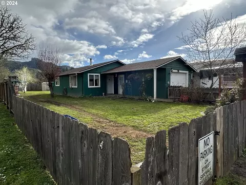 352 E Dean Ave, Sutherlin, OR 97479