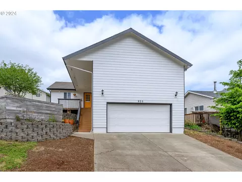 935 SW Pine St, Willamina, OR 97396