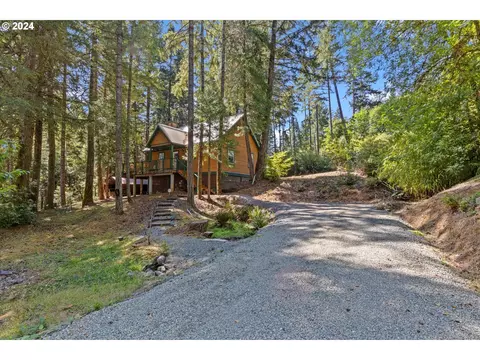 549 7th St, Glendale, OR 97442