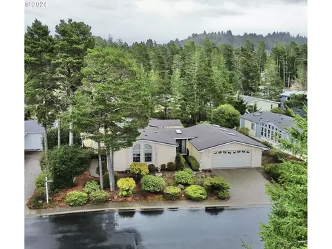 105 Evergreen Ln, Florence, OR 97439