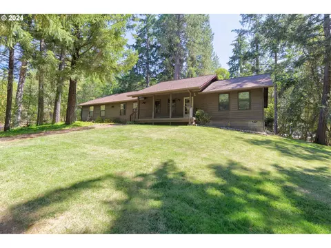 521 Jaynes Dr, Grants Pass, OR 97527