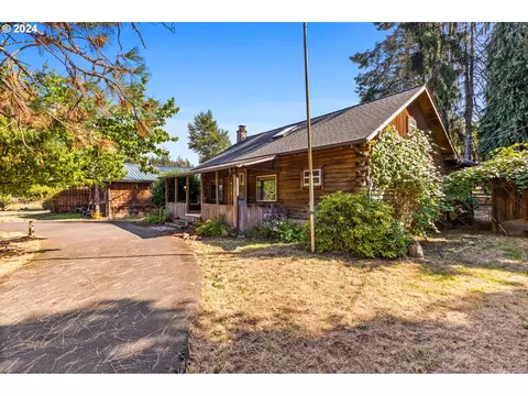 215 4th St, Scotts Mills, OR 97375
