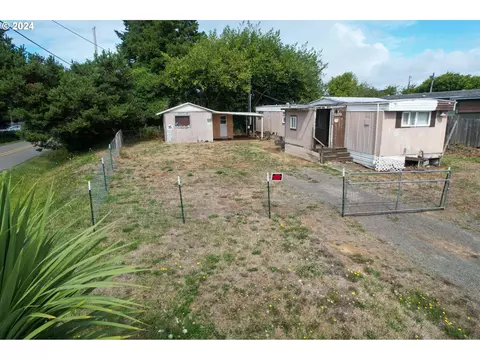 90837 Hollywood Ln, Coos Bay, OR 97420