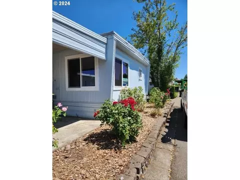 612 N Cascade Dr #19, Woodburn, OR 97071