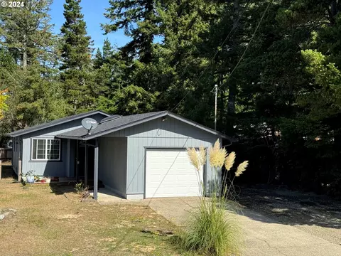 2071 11th St, Florence, OR 97439