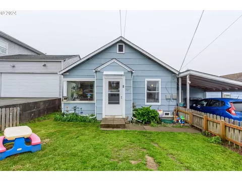 727 E 10th St, Coquille, OR 97423