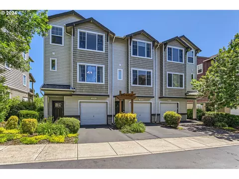 10743 NE Gateway Pl, Hillsboro, OR 97006