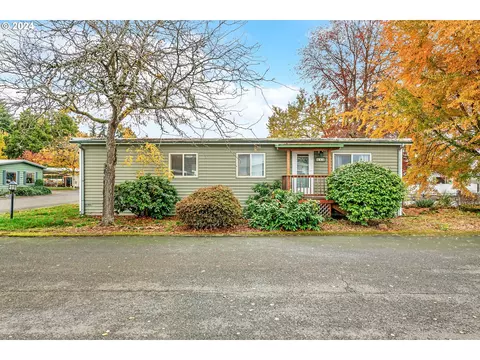 1800 Lakewood Ct #122, Eugene, OR 97402