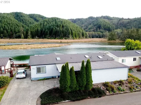 100 River Bend Rd #40, Reedsport, OR 97467