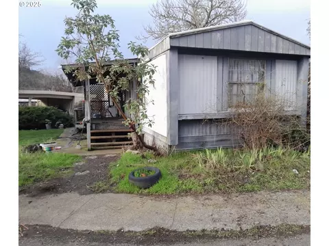 701 Leiken Ln, Roseburg, OR 97470