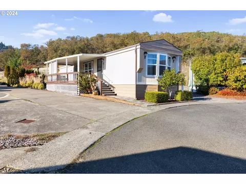 911 Shadow Ranch Ln, Roseburg, OR 97470