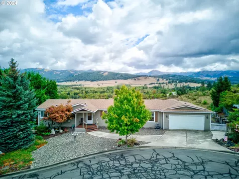 130 Cloudcrest Ct, Roseburg, OR 97471