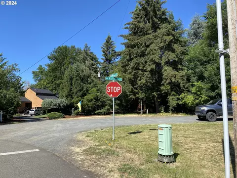 1306 NW Whipple Ave, Roseburg, OR 97471