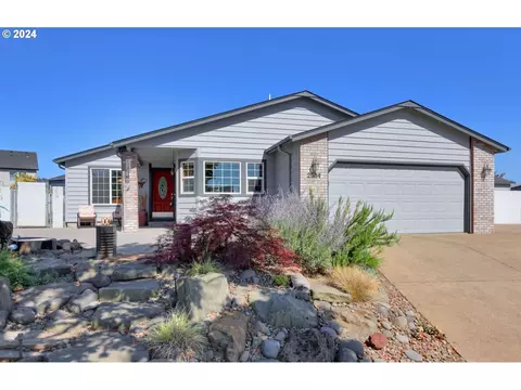 2384 Loch Dr, Springfield, OR 97477