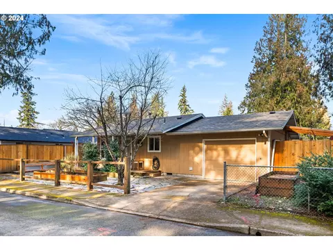 541 SW Lakeshore Dr, Estacada, OR 97023