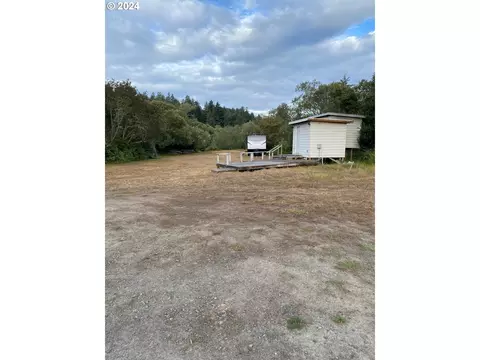 165 S 3rd St, Lakeside, OR 97449