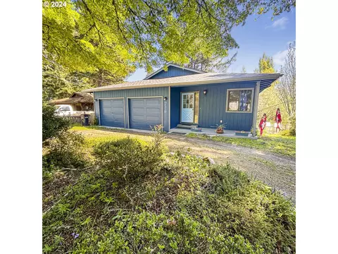 716 5th St, Brookings, OR 97415