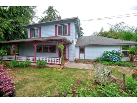 135 8th St, Scotts Mills, OR 97375