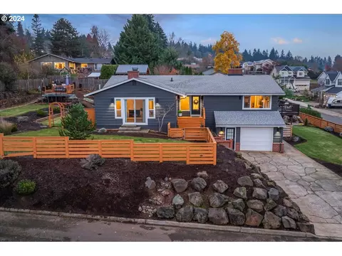 1020 SW 2nd St, Dundee, OR 97115
