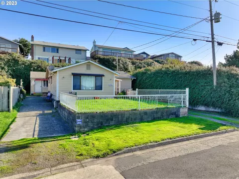 29841 Hillcrest St, Gold Beach, OR 97444