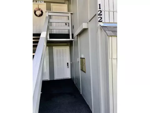 650 Harlow Rd #122, Springfield, OR 97477