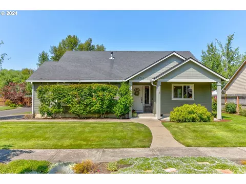 1701 NW Woodland Dr, Mcminnville, OR 97128