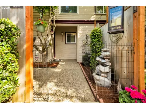 10617 SW Canterbury Ln, Tigard, OR 97224