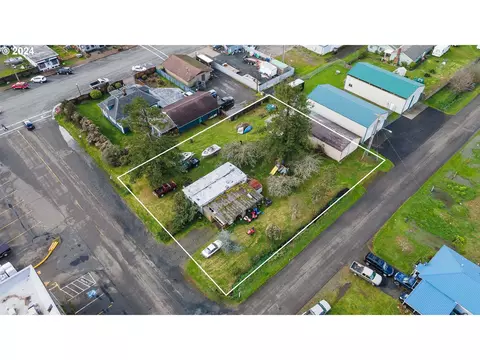 195 S 9th St, Lakeside, OR 97449