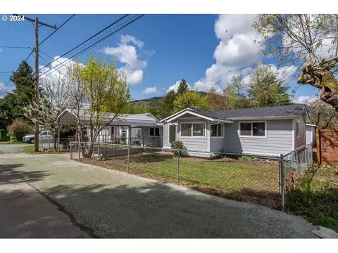 857 NE Bond St, Myrtle Creek, OR 97457