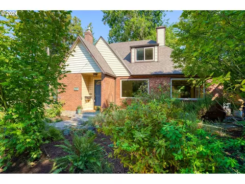 6303 SE Morrison St, Portland, OR 97215
