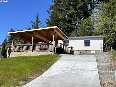 598 Meadow Ln, Brookings, OR 97415