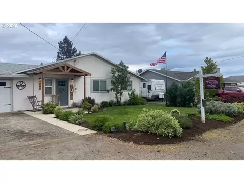 206 N 6th St, Carlton, OR 97111