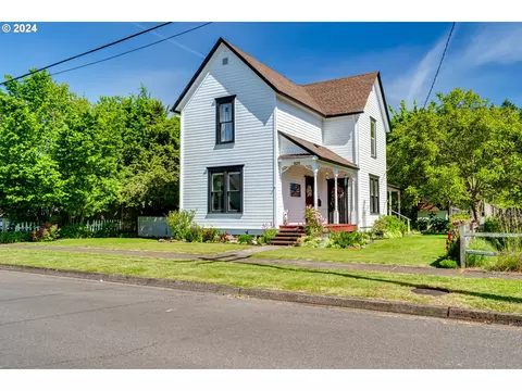 928 Birch Ave, Cottage Grove, OR 97424