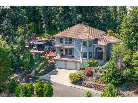 13707 SE Willingham Ct, Clackamas, OR 97015
