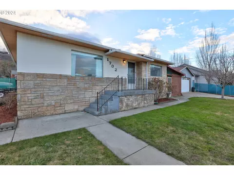 1702 W 10th St, The Dalles, OR 97058