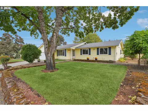 325 Hazel St, Silverton, OR 97381