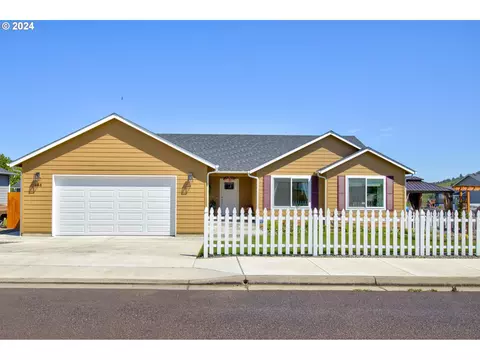 258 NE Bramble St, Winston, OR 97496