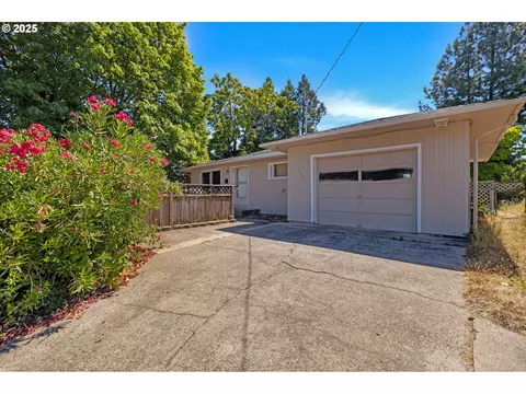 1157 NE Malheur Ave, Roseburg, OR 97470