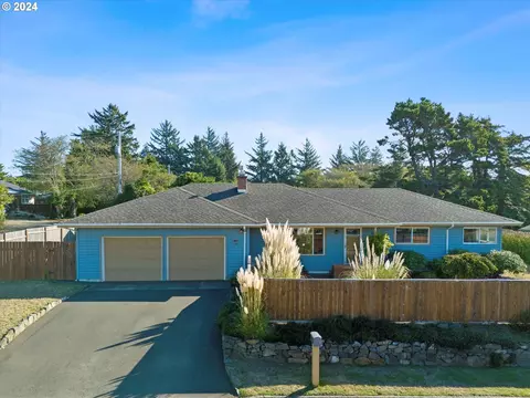 828 NE Avery St, Newport, OR 97365