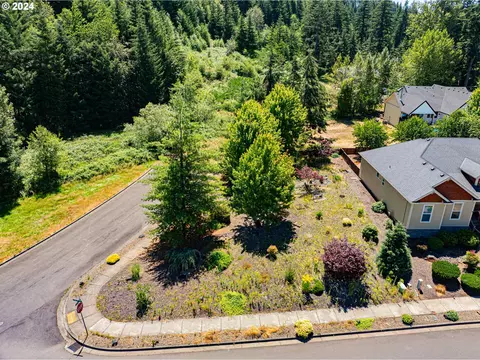 985 Pinetop St, Sweet Home, OR 97386