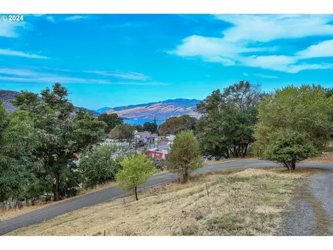 714 Klickitat St, Lyle, WA 98635