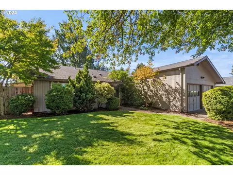 3196 Kentwood Dr, Eugene, OR 97401