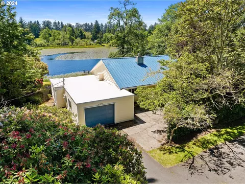 92274 Hummingbird Dr, Warrenton, OR 97146