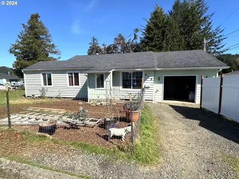 635 S 20th St, Reedsport, OR 97467