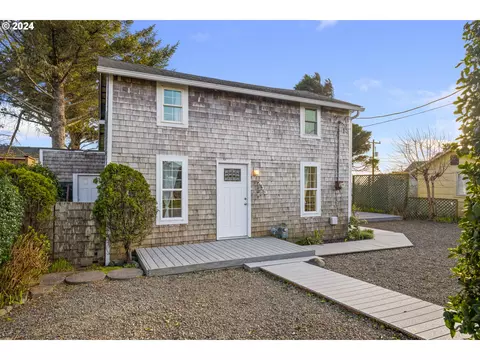 413 NW 6th St, Newport, OR 97365