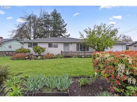 2555 Harvest Ln, Springfield, OR 97477