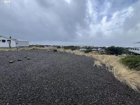 32701 J Pl, Ocean Park, WA 98640