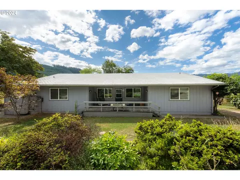 276 Wolf Valley Dr, Umpqua, OR 97486