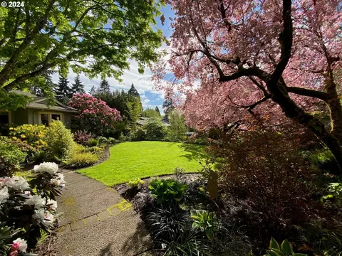 2160 Crest Dr, Lake Oswego, OR 97034