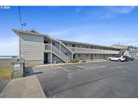 137 S Pacific St #4, Rockaway Beach, OR 97136